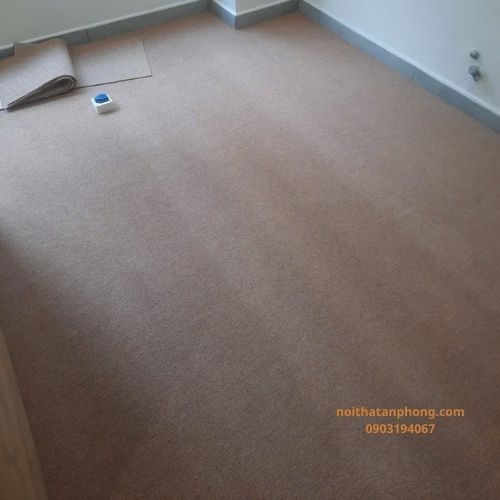 Thi công thảm cuộn trải sàn màu vàng